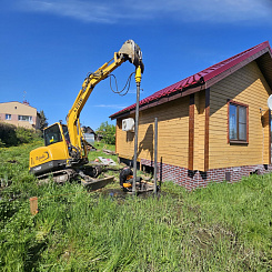 Монтаж винтовых свай с применением спецтехники