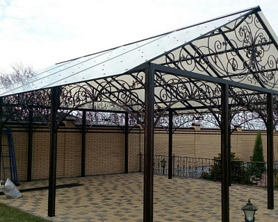 Навес для машины с двускатной крышей — практичное решение для дома